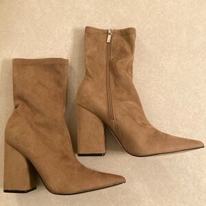 Marc Fisher 10M block heel pointed to boots